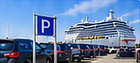 Port Parking Kiel: Parkplatz mit Kreuzfahrtschiff im Hintergrund