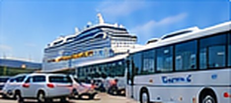 Kiel Shuttle Parking: Shuttlebus vor dem Kreuzfahrtschiff