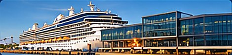 Kreuzfahrtschiff am Ostuferkai Kiel